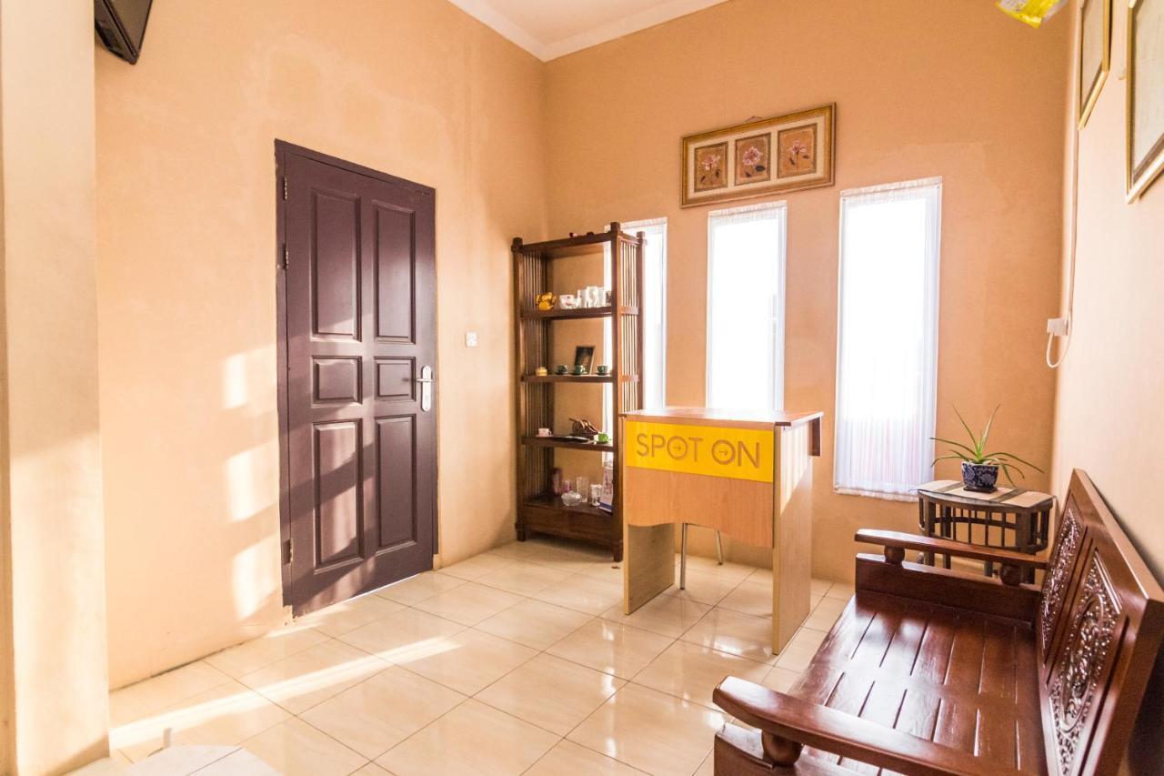 Spot On 2755 Zainab Homestay Syariah Nongsa Екстер'єр фото
